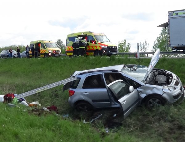 Árokba borult egy jármű a 403-as elkerülőn, három sérültet szállítottak kórházba