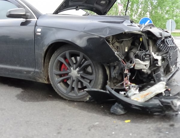 Totálkárosra tört egy személygépkocsi a 4-es főút és az M3-as lehajtójának csomópontjában