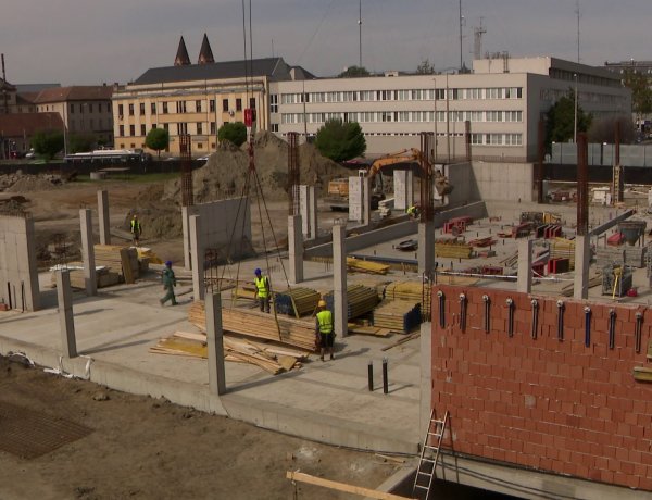 Jó ütemben halad a Bujtosi Uszoda építése, ma a kiszolgáló blokkok födémbetonozása zajlott