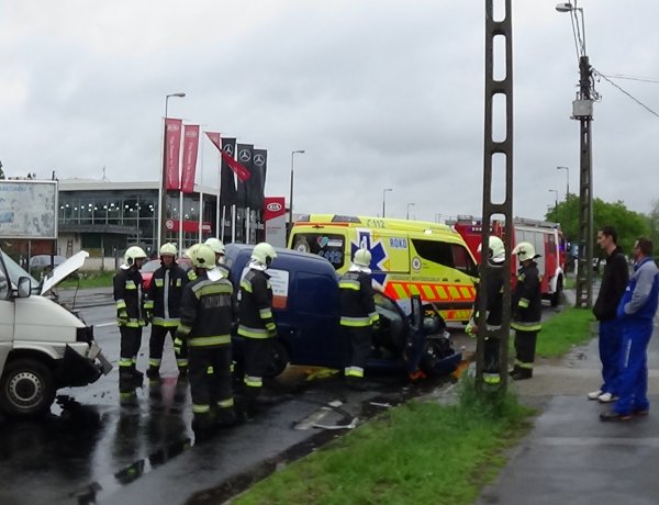 Frontálisan ütközött két jármű az Orosi úton, négy sérültet szállítottak kórházba