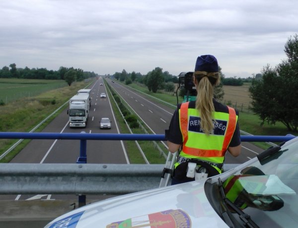 Fokozott közlekedésrendészeti és migrációs ellenőrzést tartottak az M3-as autópályán