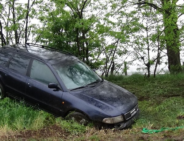 Lesodródott és árokba borult egy jármű Antalbokornál, jelentős az anyagi kár