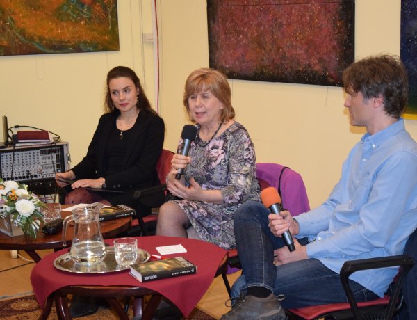 A megyei könyvtárban nagy sikerrel mutatta be Kováts Judit írónő Hazátlanok című regényét
