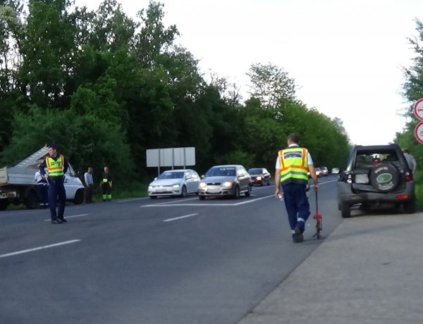 Terepjáróba rohant egy kisteherautó a 4-es főútvonalon, hárman megsérültek