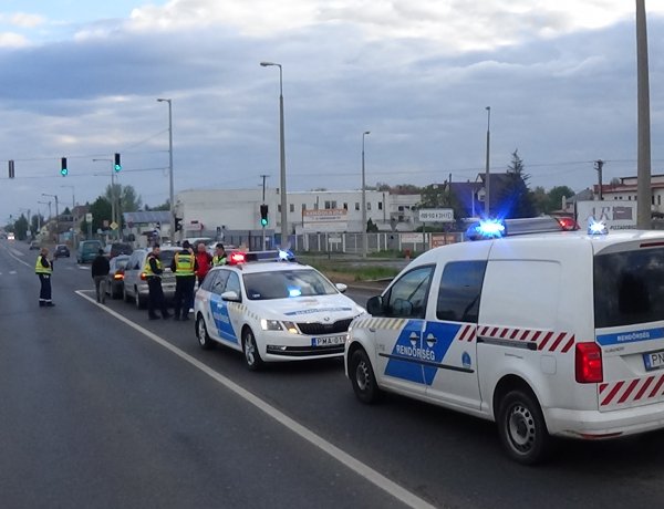 Megállt a pirosnál, a mögötte érkező belerohant – Baleset a felüljárón