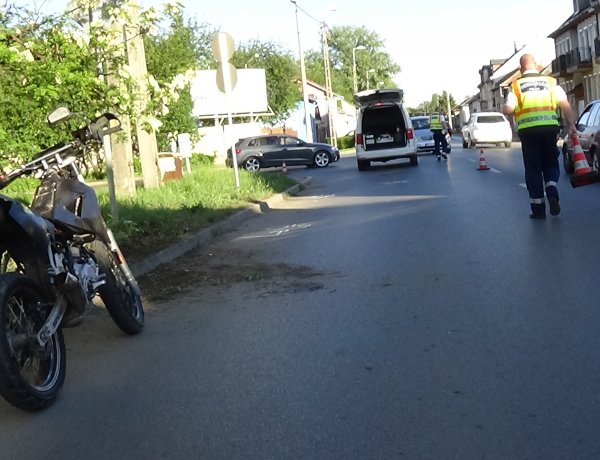 Padkának hajtott, majd felborult egy motoros a Kállói úton – Kórházban ápolják