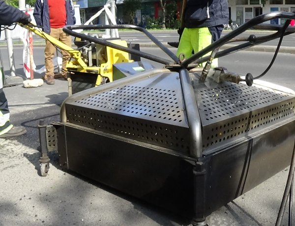 Közműfedeleket helyeztek szintbe a Ferenc körúton, már zökkenőmentesen halad a forgalom