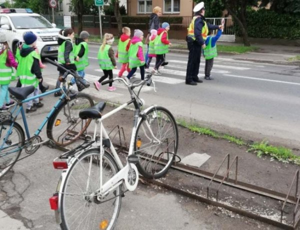 Sétára hívták a tiszavasvári óvodásokat – A szabályos közlekedésről tanultak a gyerekek