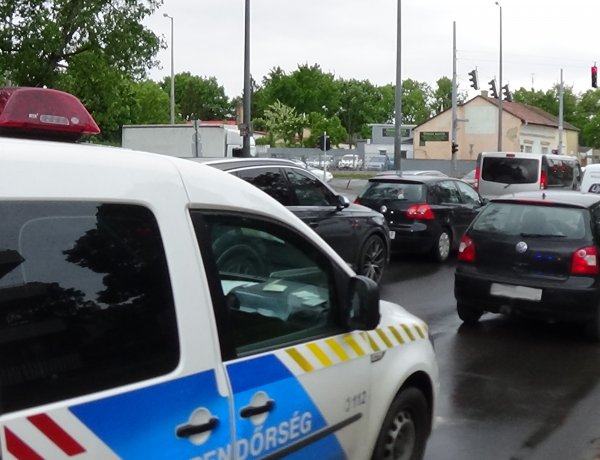 A kórháznál karamboloztak – Fékezett, a mögötte érkező nem tudott időben megállni