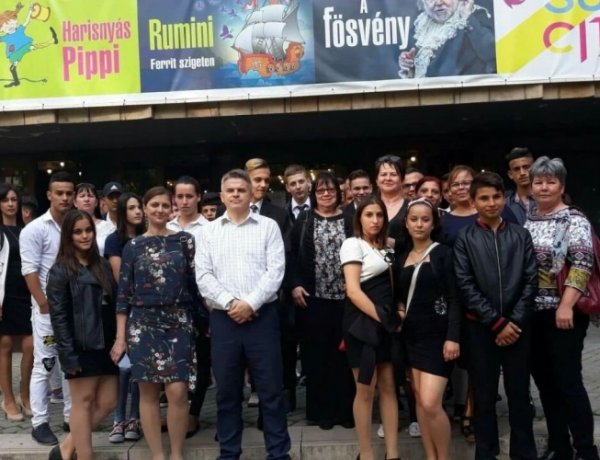 Budapesti színházlátogatást szerveztek a bűnmegelőzési pályázatban résztvevőknek