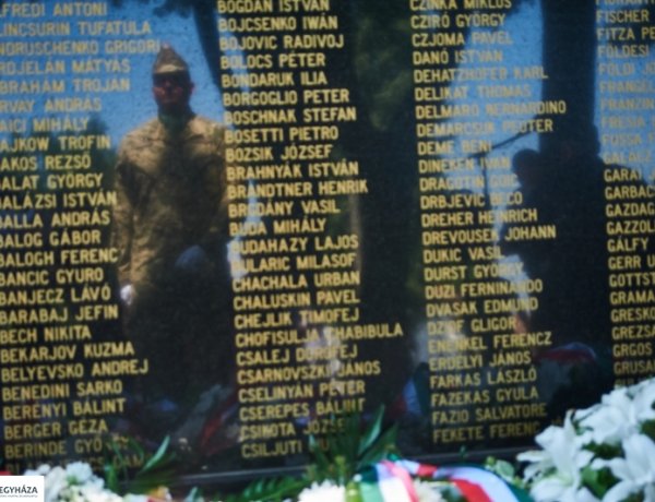 Tisztelgés a hősök előtt - megemlékezések Nyíregyházán a Hősök Napja alkalmából 