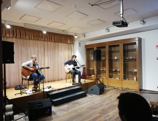 Improvizációból jeles – Kálloy Molnár Péter és Hrutka Róbert zenés estje a Bencs Villában