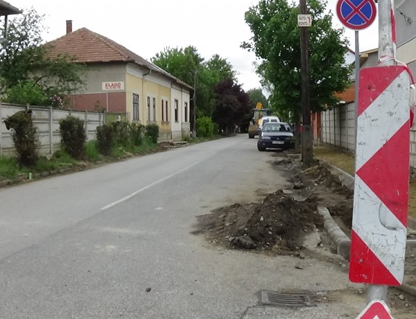 Forgalomkorlátozás mellett járdaépítési munkálatok zajlanak a Nagyvárad utcán