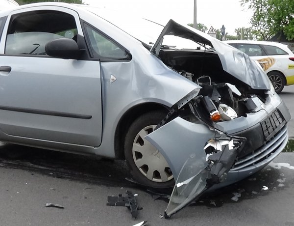 Hármas karambol történt a Sóstói út és a Stadion utca kereszteződésében