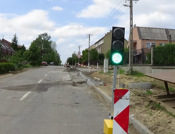 Jelzőlámpa irányítja a forgalmat a kertvárosi Legyező és a Derkovits utcán