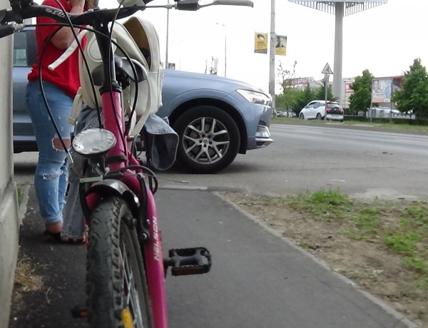 Kerékpáros és személyautó ütközött a László utcán, személyi sérülés nem történt