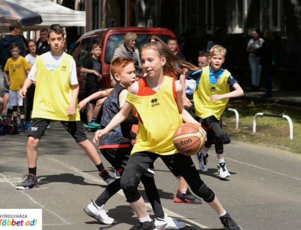 Utcai pikniket tartottak Nyíregyházán - Autók helyett gyalogosok népesítették be az utcát