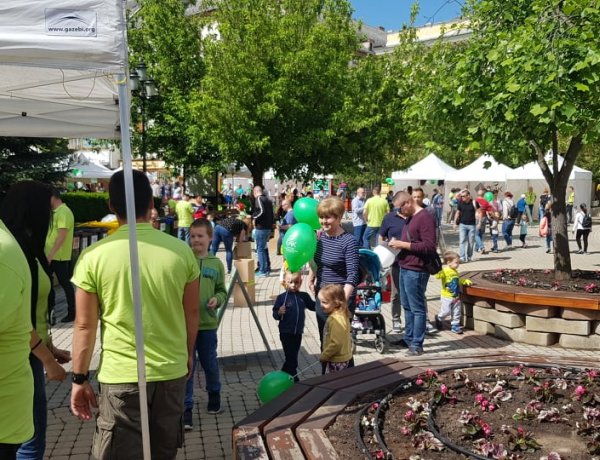 Már kora délelőtt megtelt a Kossuth tér - Folyamatos fellépők a Városnapon!