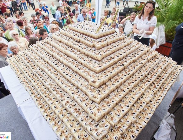 Boldog születésnapot Nyíregyháza! - 2500 szelet tortát osztottak ki a Kossuth téren!