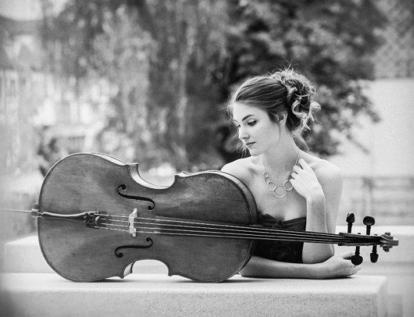 Csellóval a Vikár körül - Agárdi Eszter koncertje a zeneiskolában