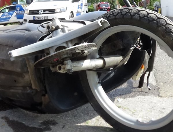 Egy robogó és egy kishaszonjármű ütközött a Kalevala sétánynál