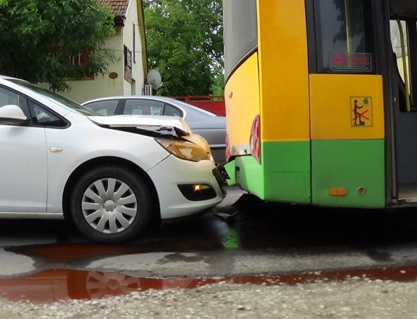 Egy álló autóbusz hátuljának ütközött egy személygépkocsi   