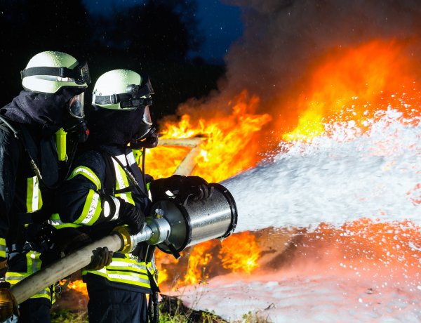 Tizenöt hektáron égett a nádas Nagykállónál, a tűzesethez a nyíregyházi tűzoltók vonultak