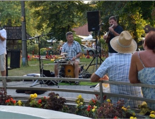 Zene Sóstón - koncertek a Sóstói piacon, június 12-től minden szerdán és szombaton
