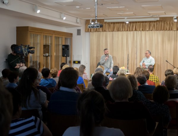 Teltház és könyvbemutató – Grecsó Krisztián a Bencs Villában