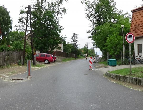 Megújul a burkolat a Fenyő utcán – Korlátozások lesznek érvényben a munkálatok idején