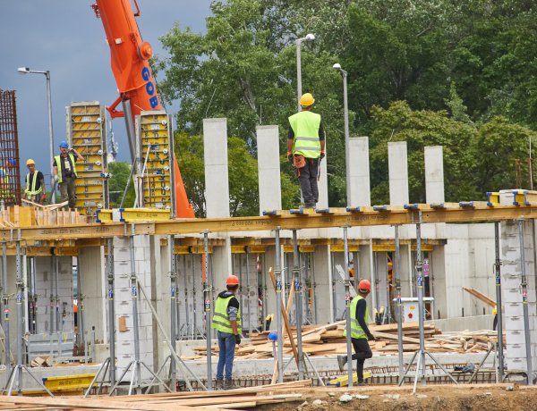 Látványos munkálatok az épülő Bujtosi Uszodánál! 100 tonnás autódaru is dolgozott!