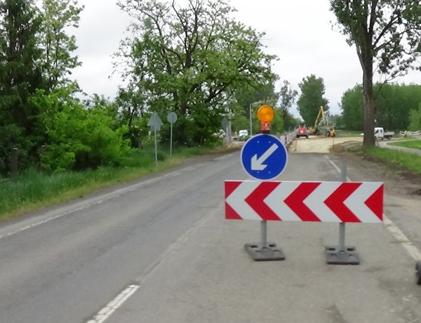 Jelzőlámpa irányítja a 38-as számú főút forgalmát Nyíregyháza és Nyírtelek között