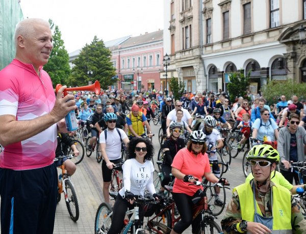 Fotókon a fantasztikus hangulat – Így indultak a Bringa Piknik résztvevői Nyíregyházáról