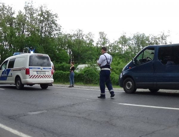 Balesetbe tartó rendőrautóval karambolozott egy külföldi rendszámú jármű Nyíregyházán