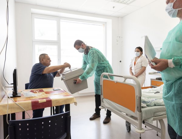 A Jósa András Oktatókórházban és Oroson is éltek a mozgóurnás szavazás lehetőségével