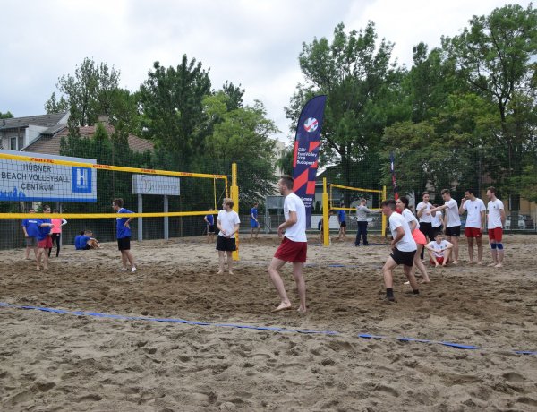 Parkröplabda - az Aréna parkolójában strandröplabda versenyt rendeztek diákoknak
