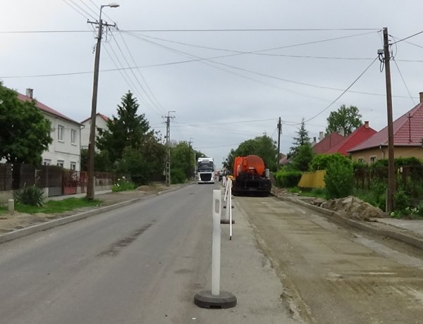 Zajlanak az útfelújítási munkálatok a Kertvárosban, a Dugonics utcán 