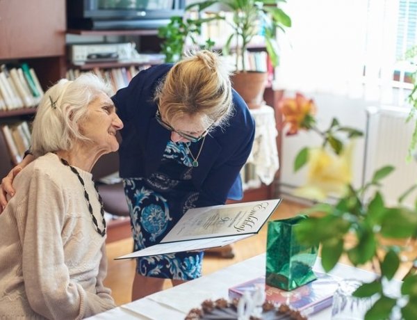 90. születésnapja alkalmából Andrási Péternét köszöntötték az Emmaus Szeretetotthonban