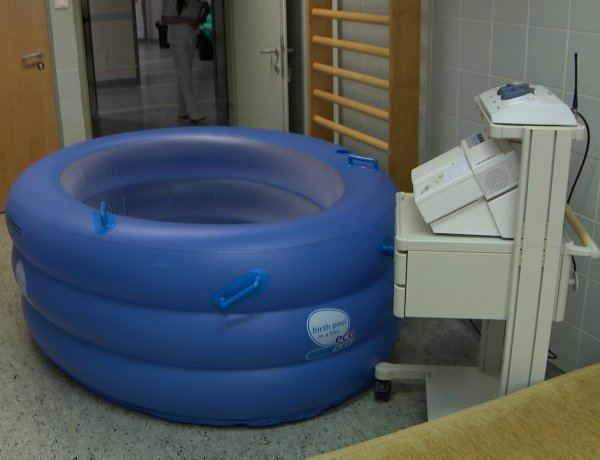 1 millió forint értékű adomány a Szülészet-Nőgyógyászati Osztálynak – Új eszköz érkezett