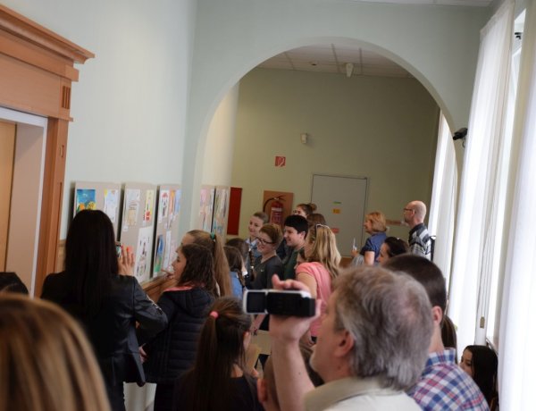 Gyermekrajzokból álló kiállítás nyílt a Nyíregyházi Törvényszéken