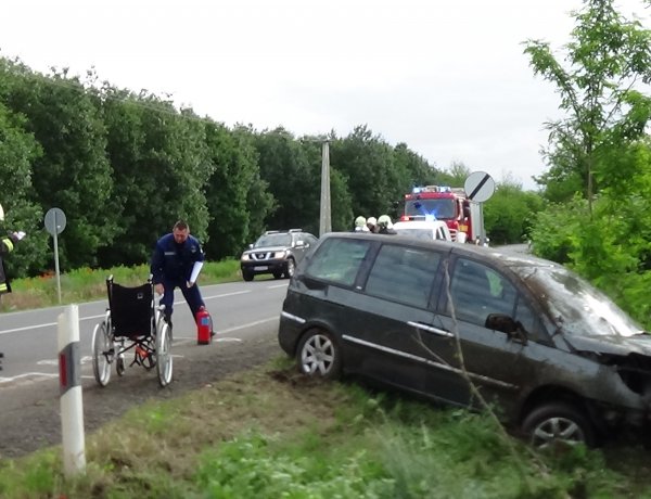 Árokba hajtott és fának ütközött egy jármű Jánosbokornál, ketten megsérültek