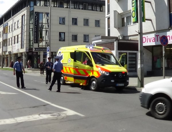 Elgázoltak egy 14 éves diáklányt a Luther háznál található gyalogos-átkelőhelyen