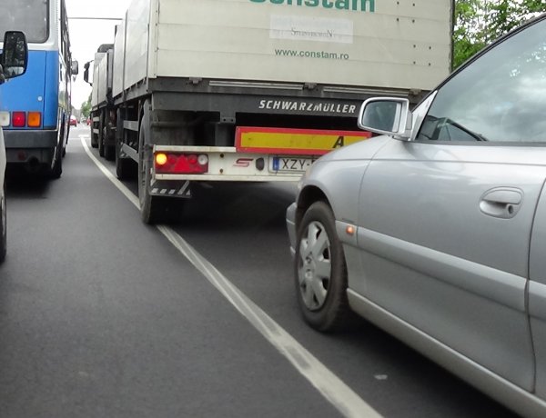 Tolatás okozta a balesetet a Széna téren, személyi sérülés nem történt