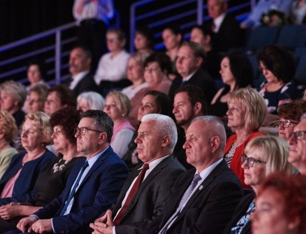 Pedagógusnapi kitüntetések – 18 pedagógusnak adott át kitüntetést a város polgármestere