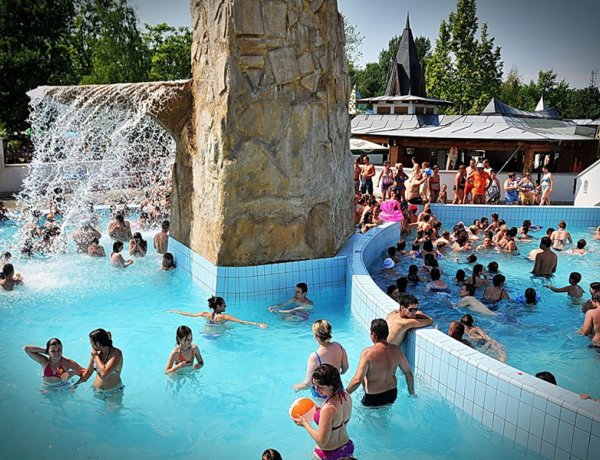 Ma nyitotta ki kapuit a strand - Programok, kedvezményes belépők és jó idő várja a látogatókat