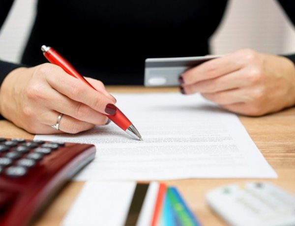 Pár hét múlva akár zárolhatják is a figyelmetlen banki ügyfelek számláját