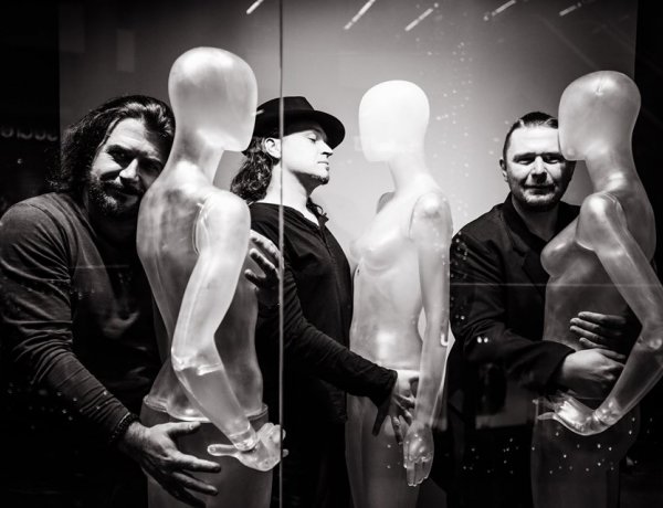 Na? Mi na? MINA! Új formáció három 40 pluszos zenésszel; koncertre fel!