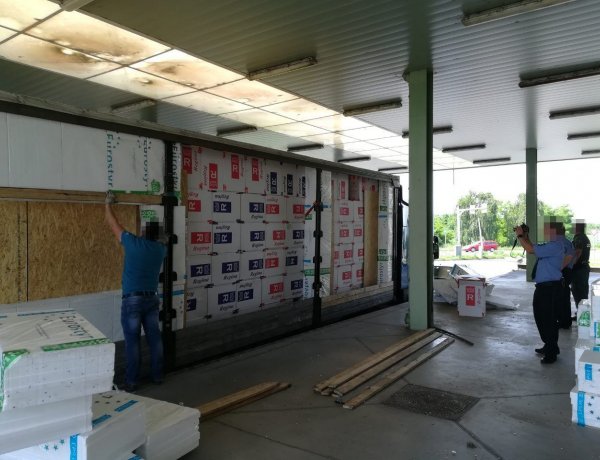 Kamionba rejtett csempészett cigarettát találtak Csengersimánál