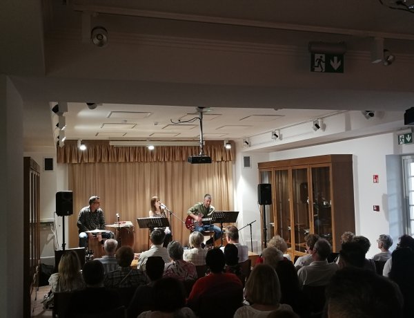 Világpremier a Bencs Villában – Teltházas zenei est, percekig tartó vastaps