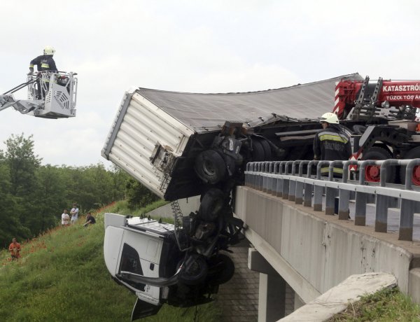 Hátborzongató – Kamion lóg az M3-as autópálya hídjáról a Nyíregyháza felé vezető szakaszon